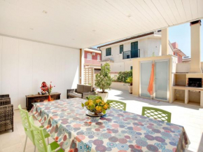 Flat near the sea with air conditioning and patio